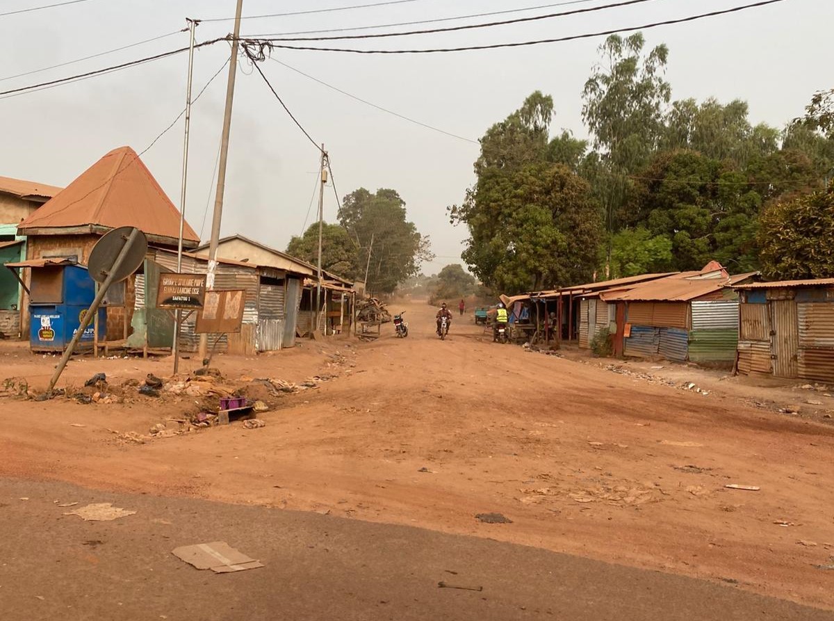 Guineai országút. Nyomokban aszfaltot tartalmaz.