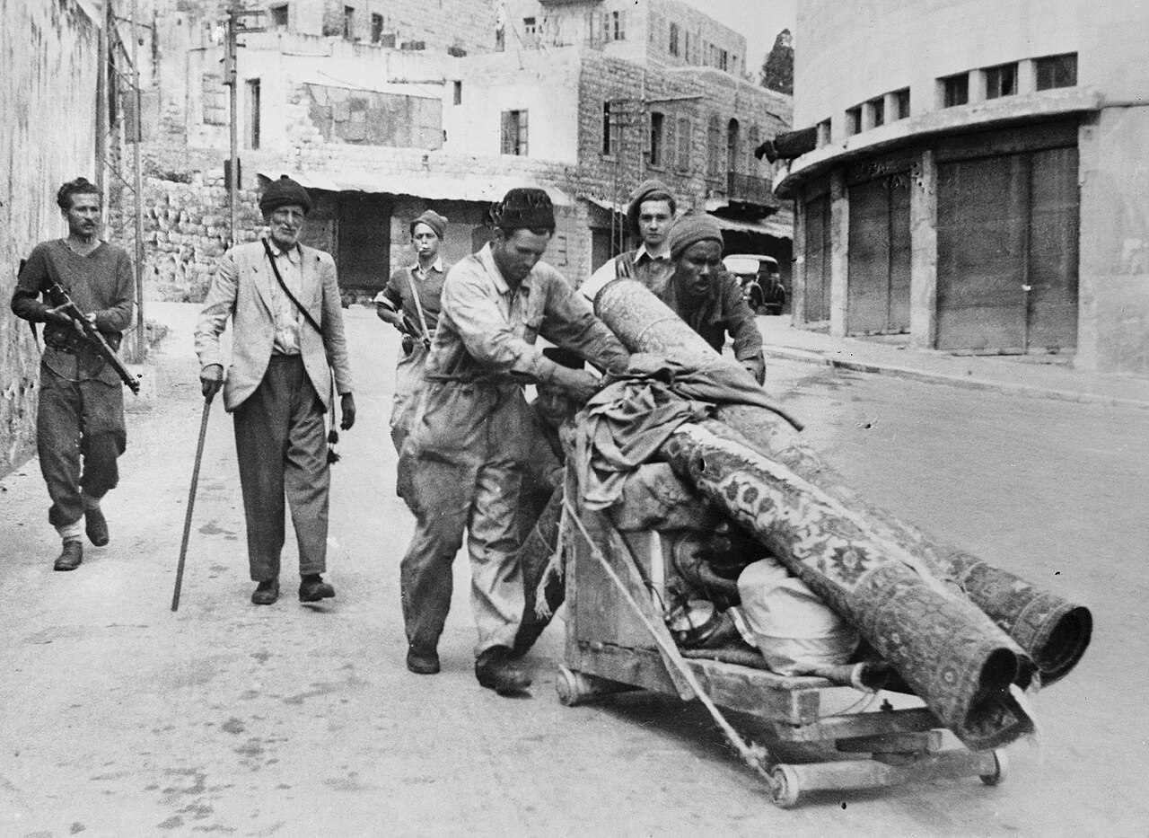 Palesztinok hagyják el Haifát, miközben a zsidó erők megérkeznek a városba. | Fotó: Wikipedia