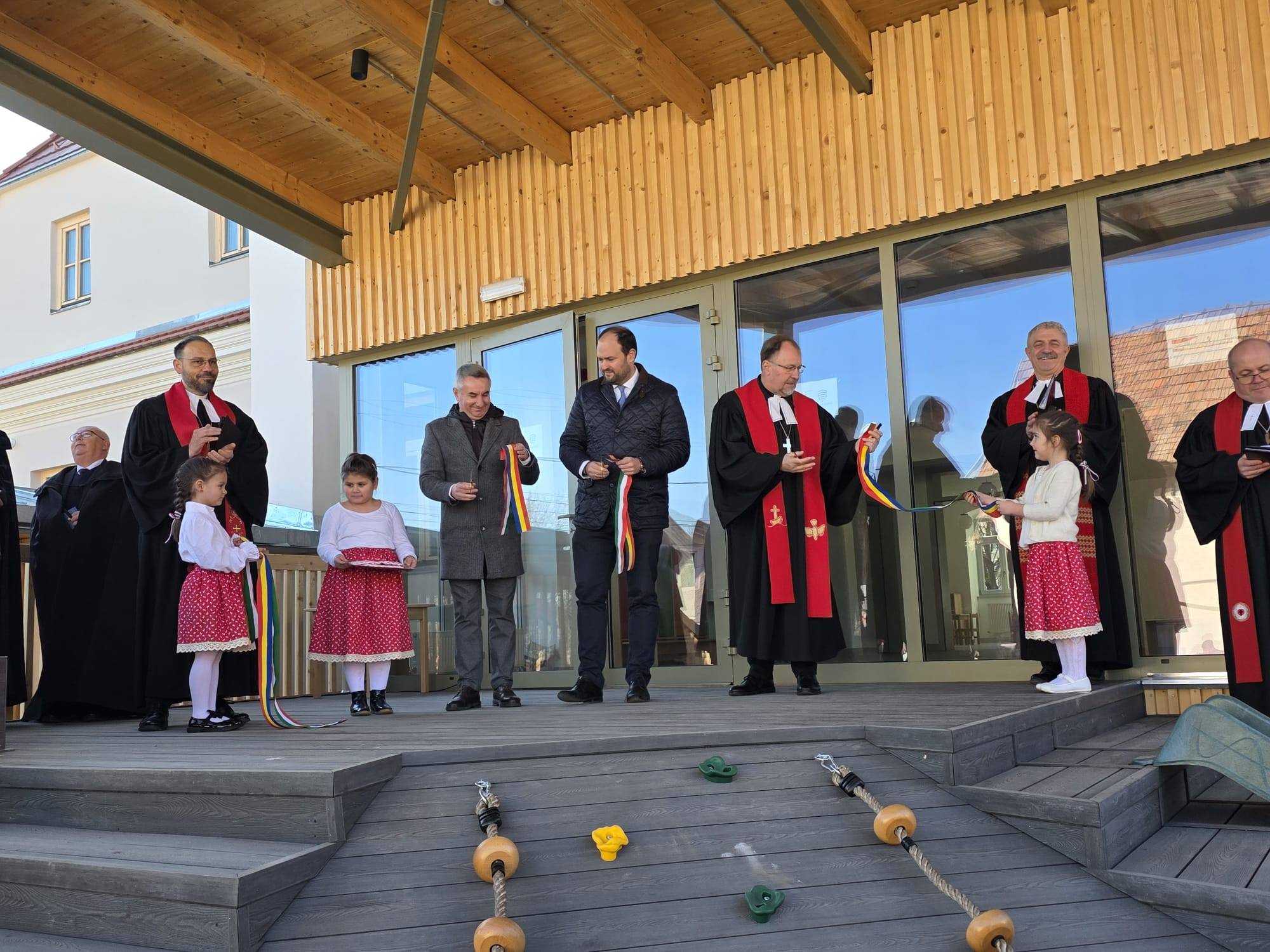 Az egykor romos épület helyén most modern, többfunkciós létesítmény működik | Fotó: Romániai Evangélikus - Lutheránus Egyház - www.evangelikus.ro/Facebook