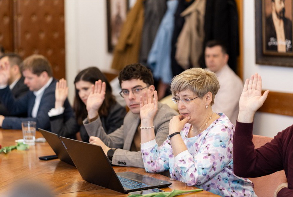 Szavaznak a székelyudvarhelyi képviselő-testület tagjai, egyhangú döntés született.