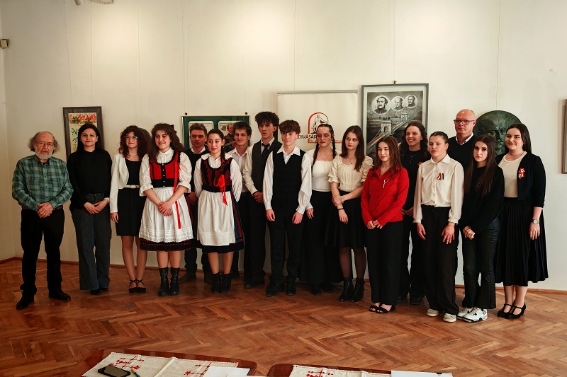 A szónokverseny résztvevői és a zsűri tagjai