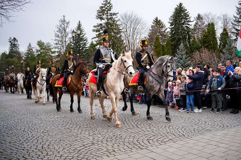 Tisztelegnek a  hősök emléke előtt 