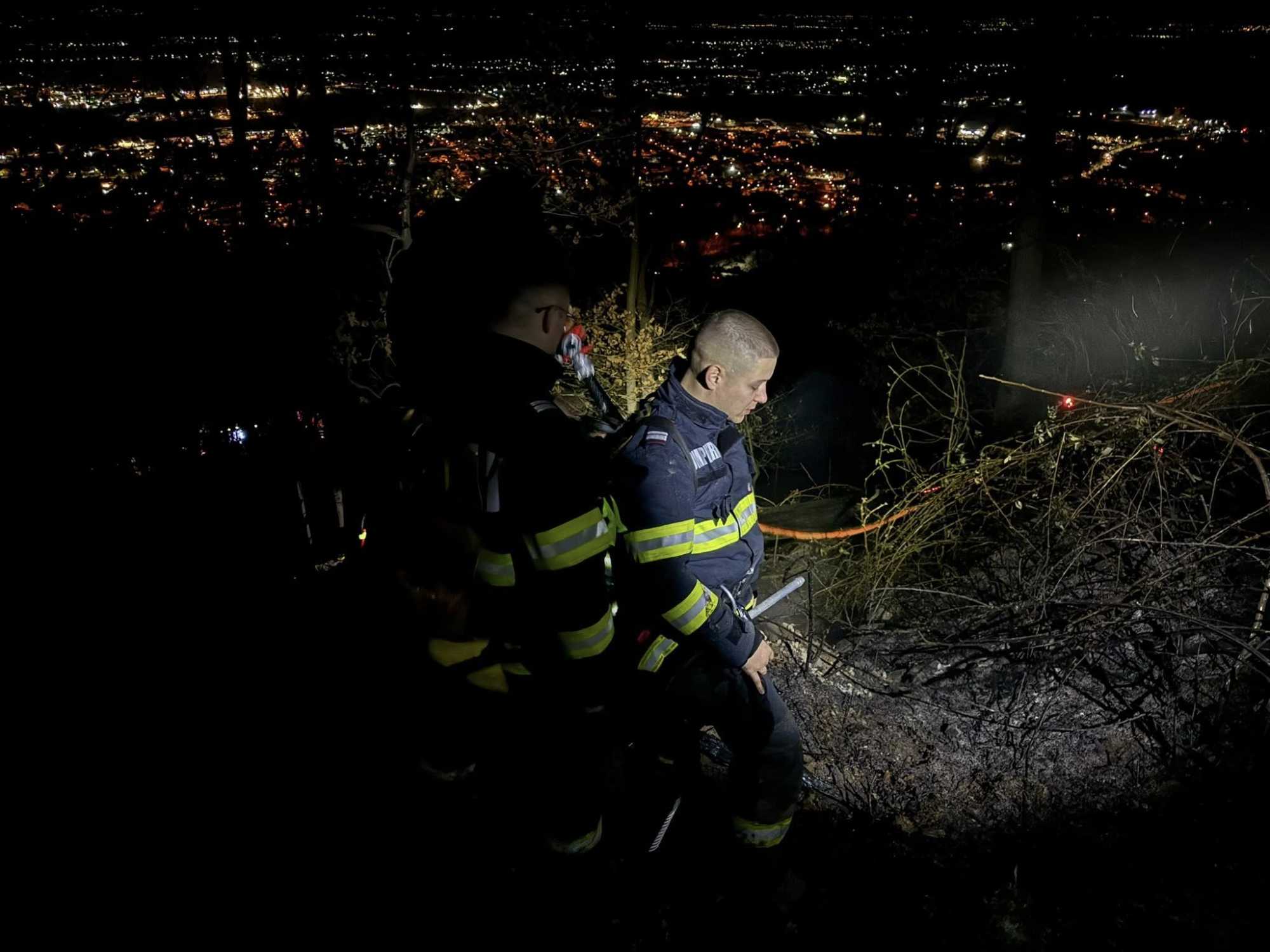 Negyven tűzoltó dolgozott a helyszínen.