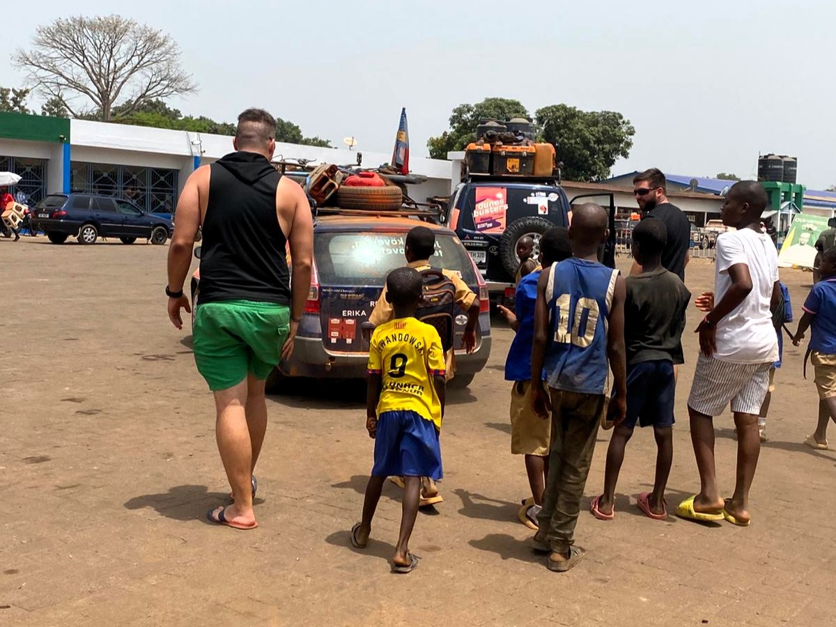 Sierra Leone-ban megrohamozták a helyiek a mezőnyt. | Fotók: Kopacz Zsombor személyes archívuma.