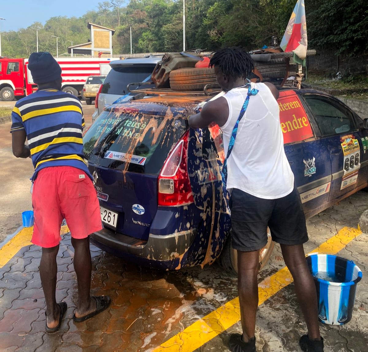 Segítőkészség. Sok jó embert ismertek meg. 