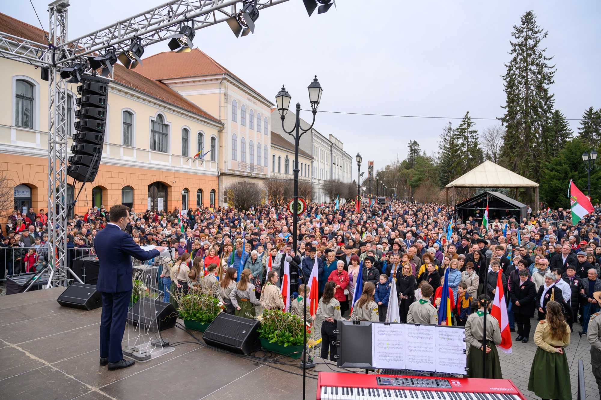 A főtéren is ünnepelnek. 