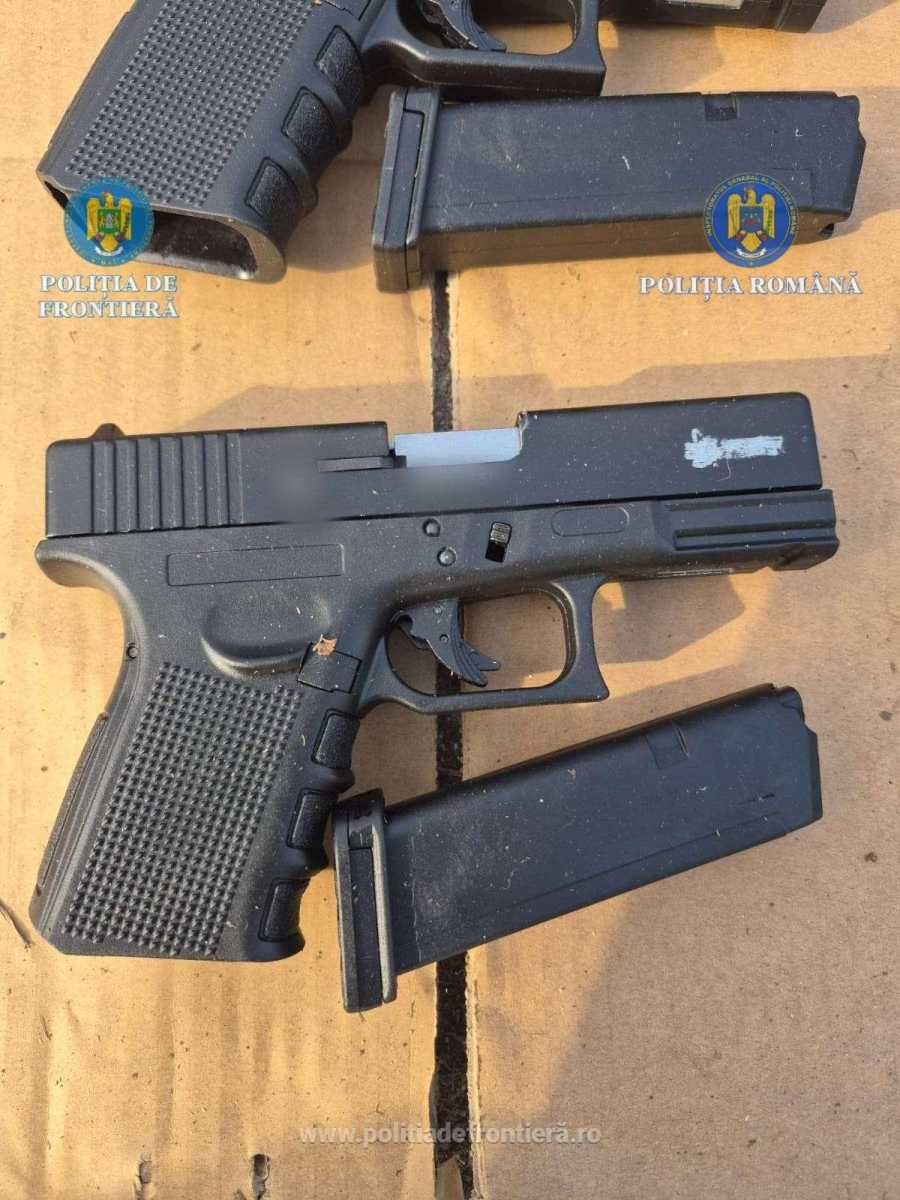 106 pisztolyt és tárakat találtak.