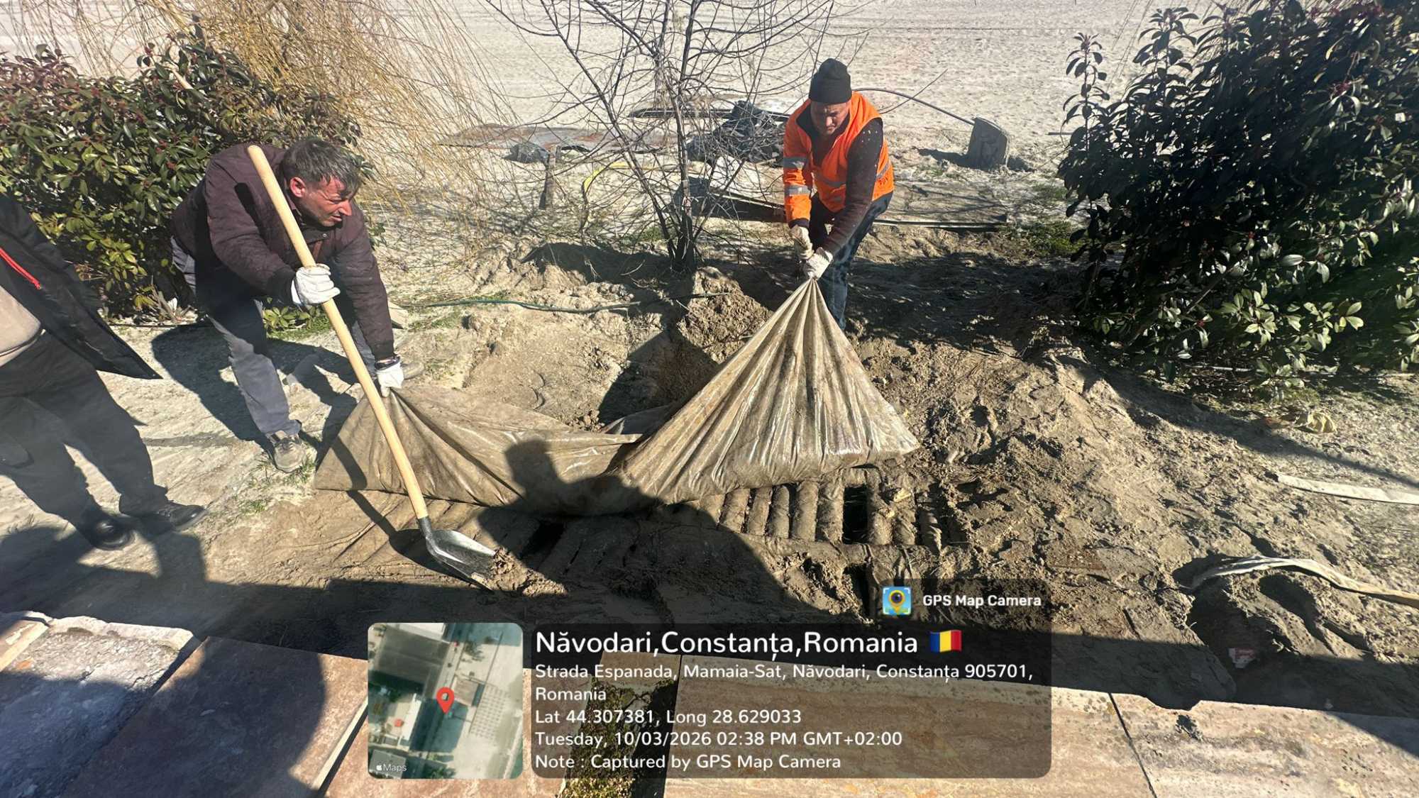 Március 11-én több emésztőgödröt fedeztek fel Năvodari strandjain, hármat a Margona strandon tártak fel.