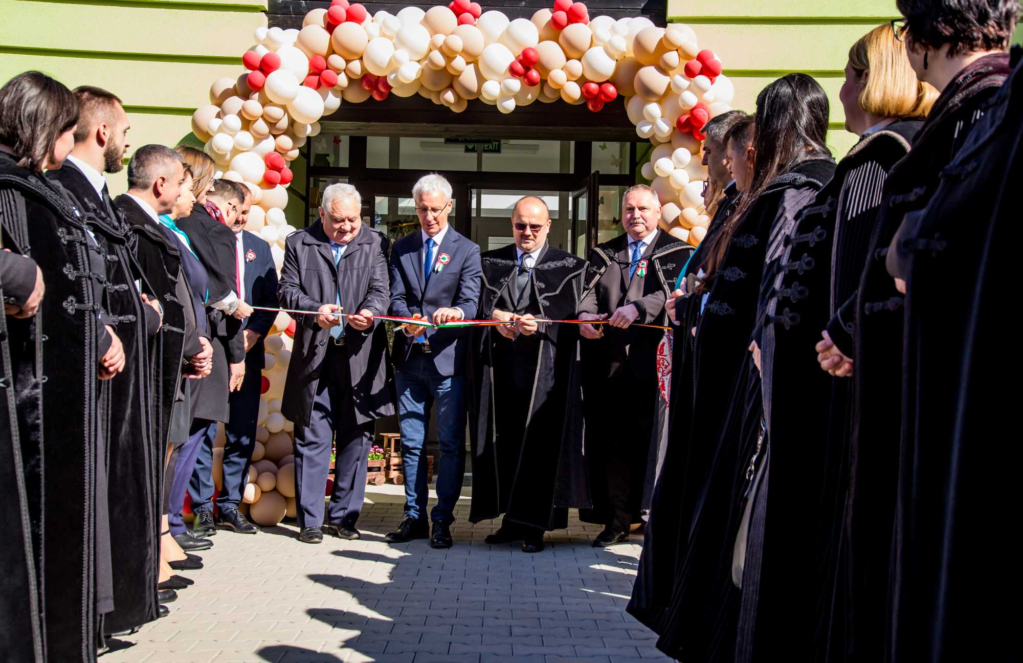 Elvágták a szalagot.