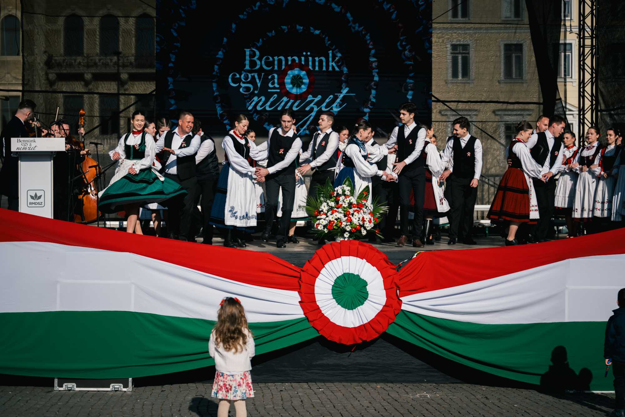 Az Ördögtérgye és a Szarkaláb Néptáncegyüttes lépett fel.