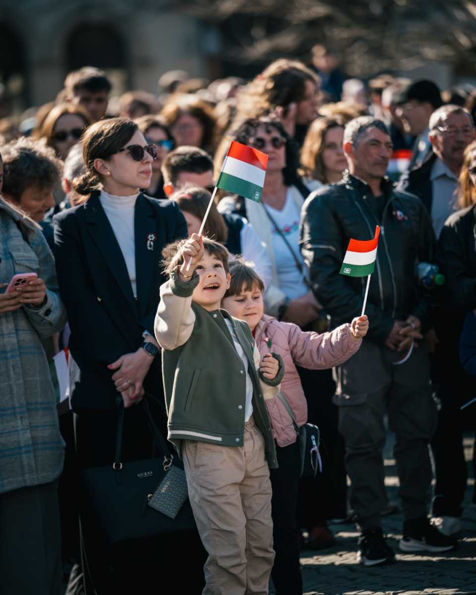 Magyar zászlót lengetett kicsi és nagy.
