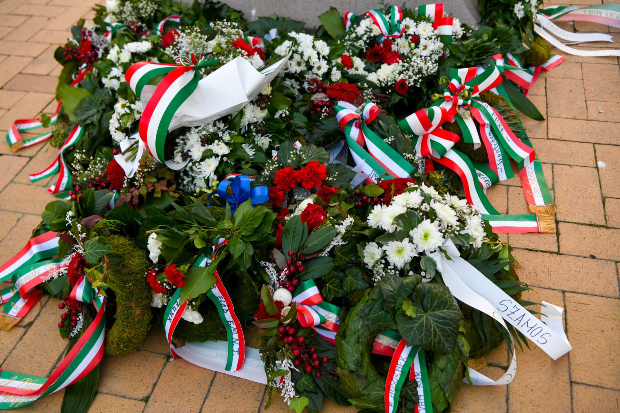 Piros-fehér-zöld koszorúk | A szerző felvételei