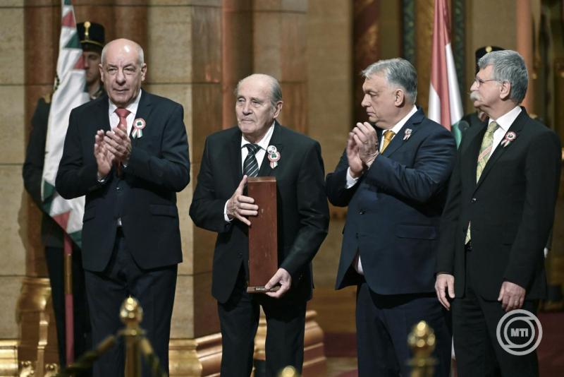 Dávid Gyula átvette az elismerést.