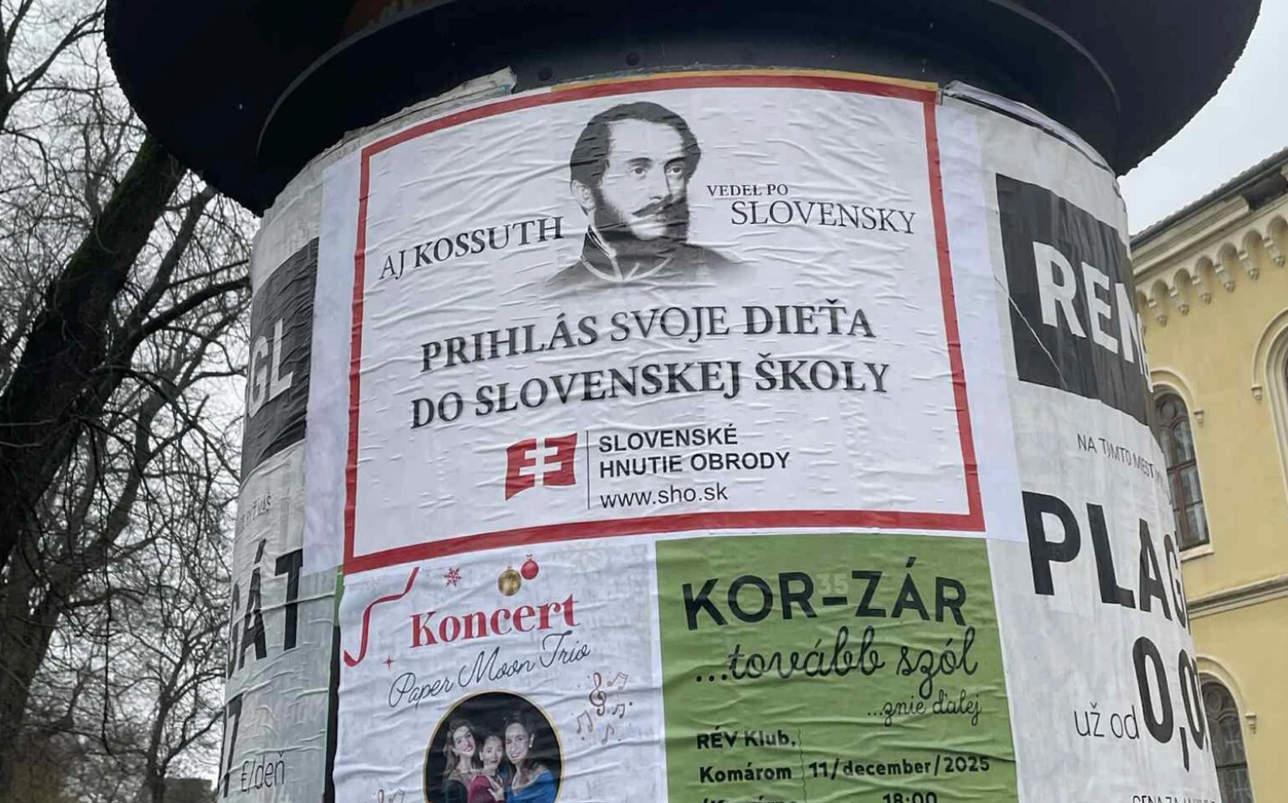 A Szlovák Megújhodási Mozgalom „toborzó” plakátja Révkomáromban l Fotó: Új Szó/Mészáros Richárd
