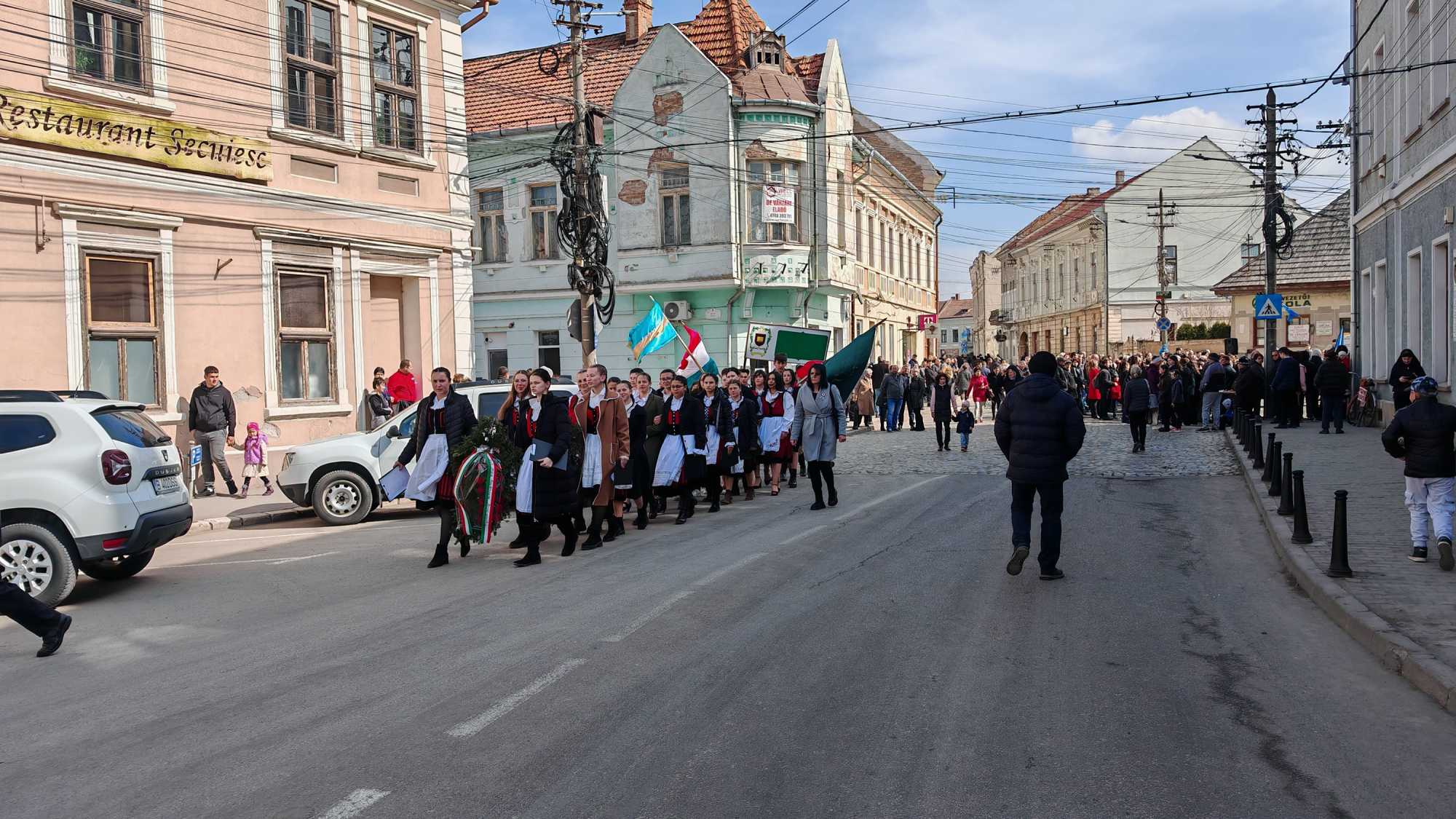 A beszédek előtt felvonultak Kézdivásárhelyen.