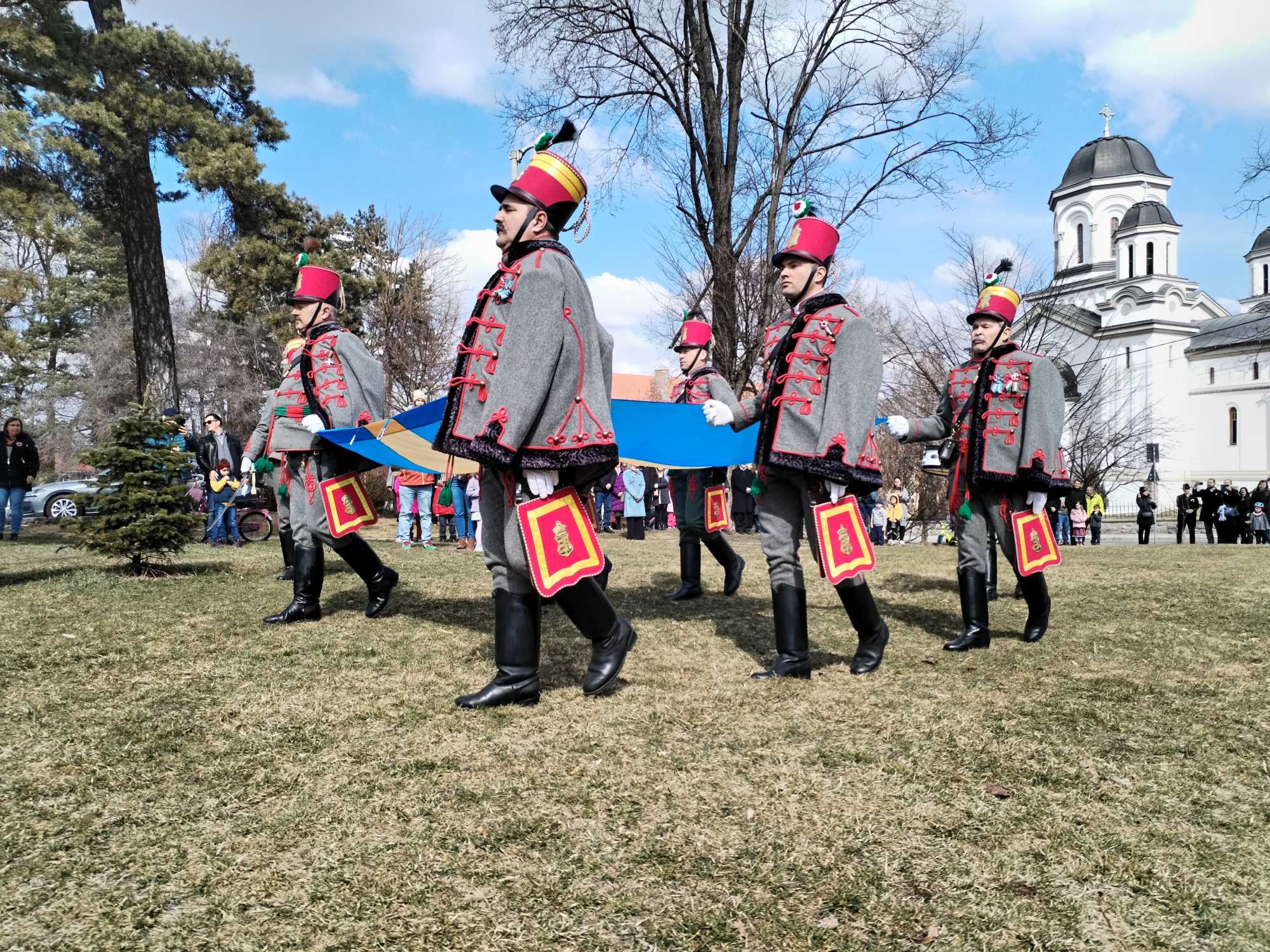 A Csíkszéki Mátyás Huszáregyesület a székely lobogóval. | A szerző felvételei.
