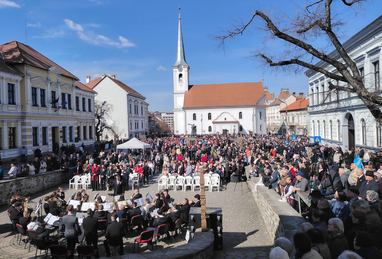 Székelyudvarhelyen koszorúzással kezdődött a központi ünnepség A szabadság ünnepén ismét megtelt a Márton Áron tér Székelyudvarhelyen. | A szerző felvételei