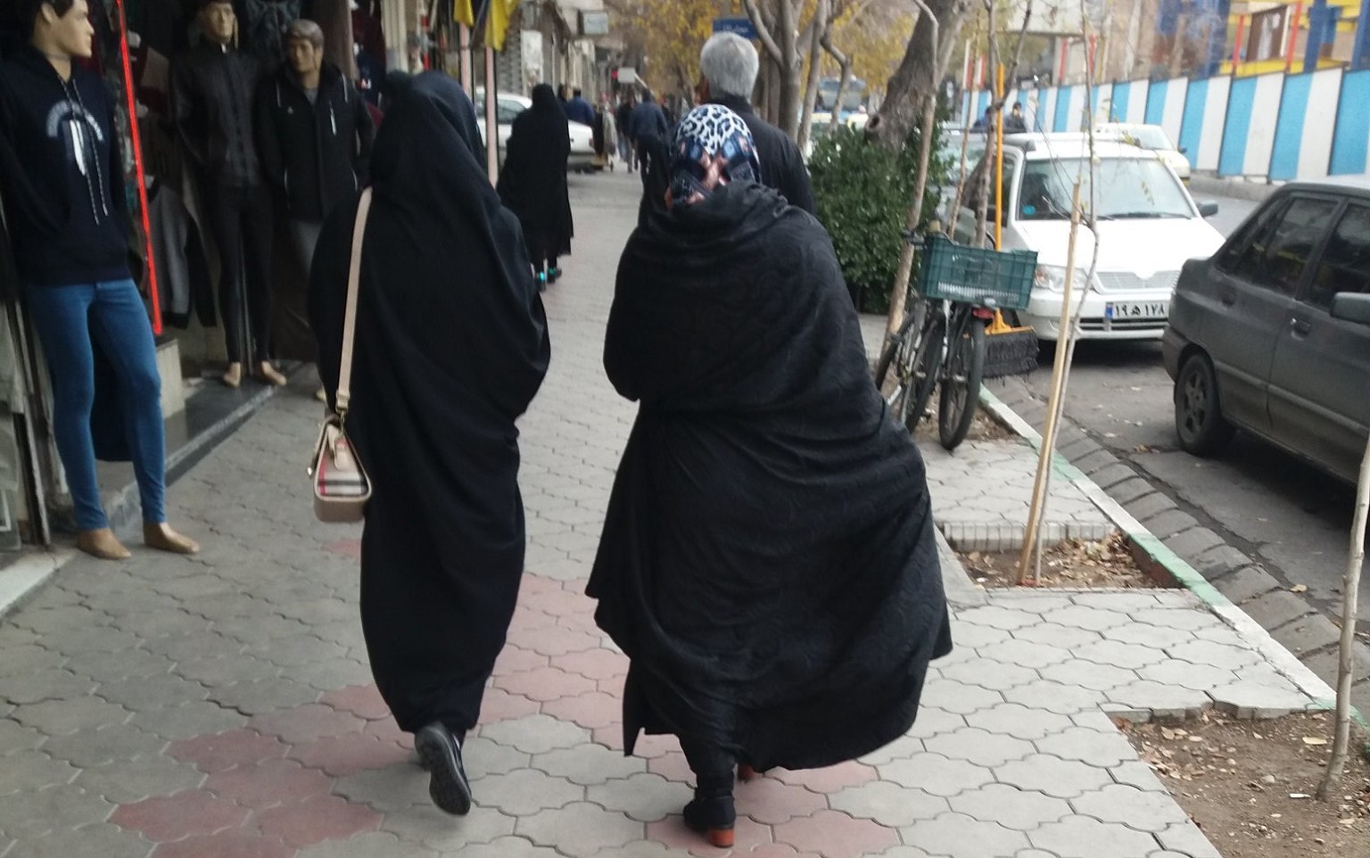 Tipikus női viselet Nyugat-Iránban | A szerző felvétele