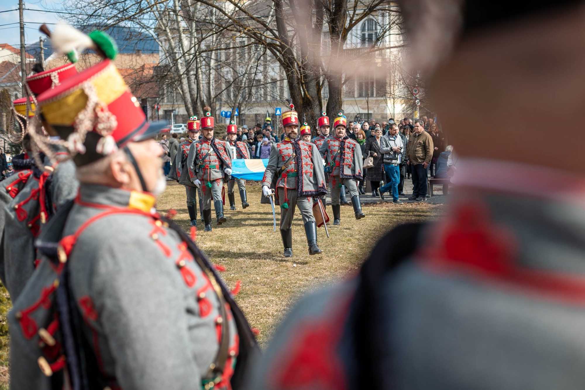 Cs&iacute;kszered&aacute;ban a Cs&iacute;ksz&eacute;ki M&aacute;ty&aacute;s Husz&aacute;regyes&uuml;let tagjai vont&aacute;k fel a sz&eacute;kely lobog&oacute;t. Sok sz&aacute;zan &uuml;nnepeltek a hargitai megyesz&eacute;khelyen.