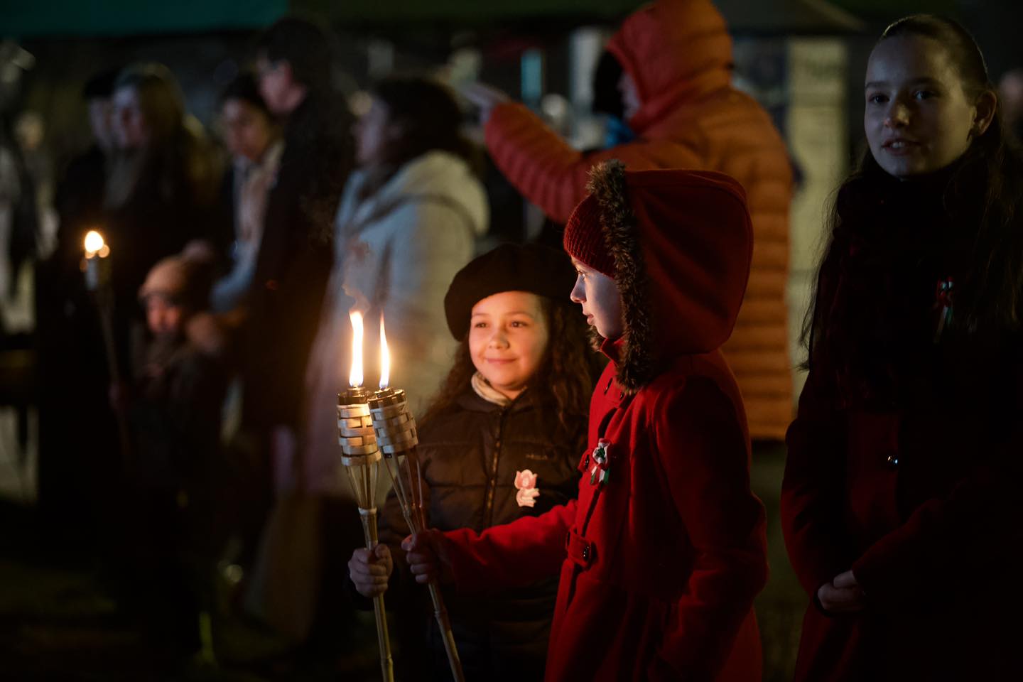 Gyergy&oacute;szentmikl&oacute;son az &uuml;nnepi szentmis&eacute;t k&ouml;vetően f&aacute;kly&aacute;kkal vonultak az &uuml;nneplők a megeml&eacute;kez&eacute;s helysz&iacute;n&eacute;re.