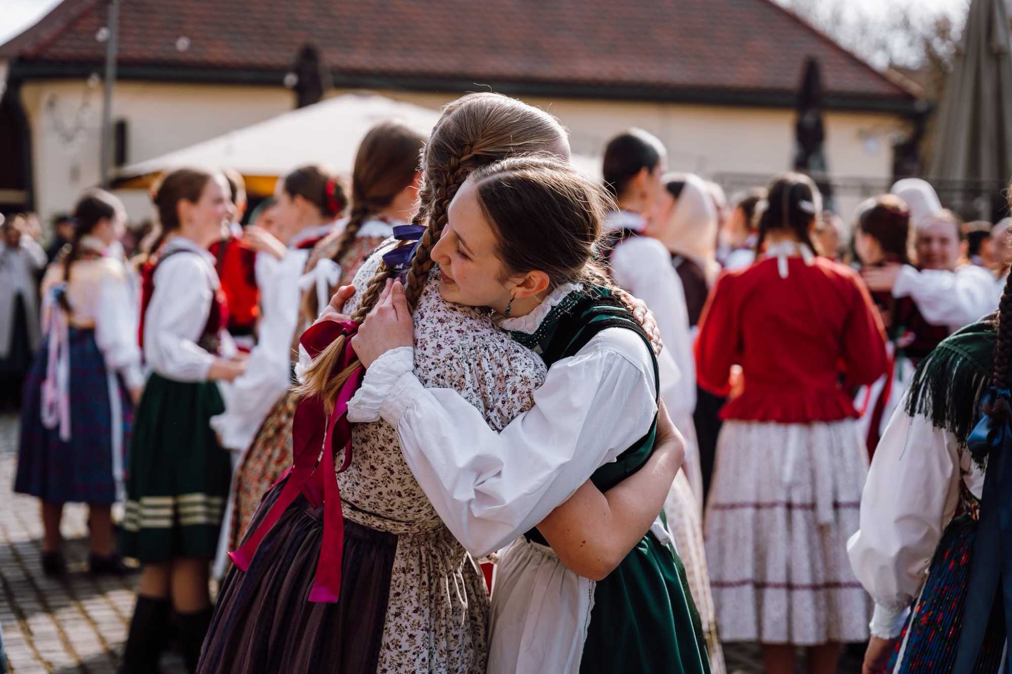 Az &ouml;sszetart&aacute;s &eacute;s az &ouml;sszetartoz&aacute;s &uuml;nnepe m&aacute;rcius 15-e a vil&aacute;g minden t&aacute;j&aacute;n &eacute;lő magyarok sz&aacute;m&aacute;ra. Marosv&aacute;s&aacute;rhelyen n&eacute;pt&aacute;nccal &uuml;nnepeltek.