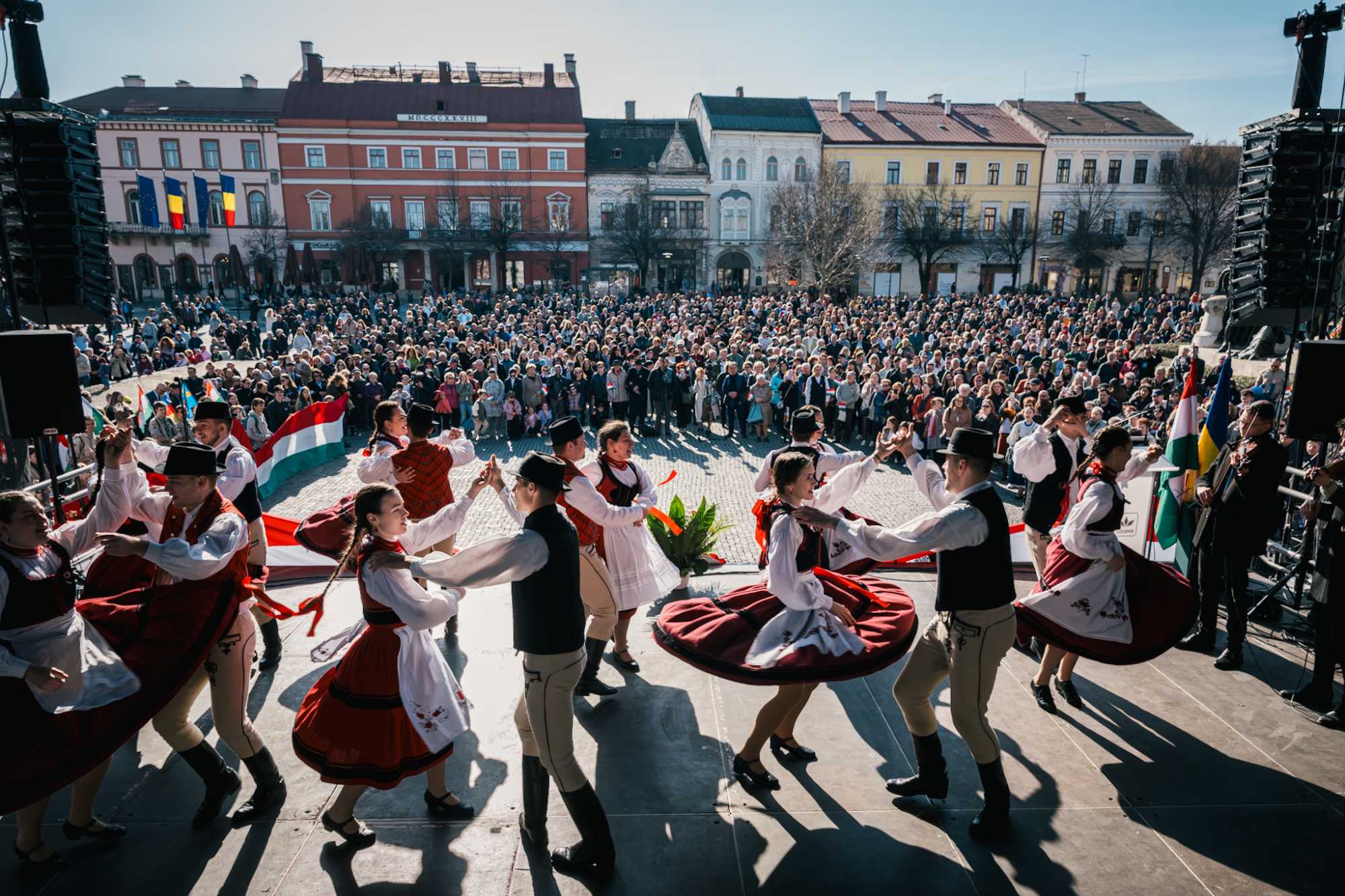 Ben&eacute;pes&uuml;lt vas&aacute;rnap Kolozsv&aacute;r főtere is.
