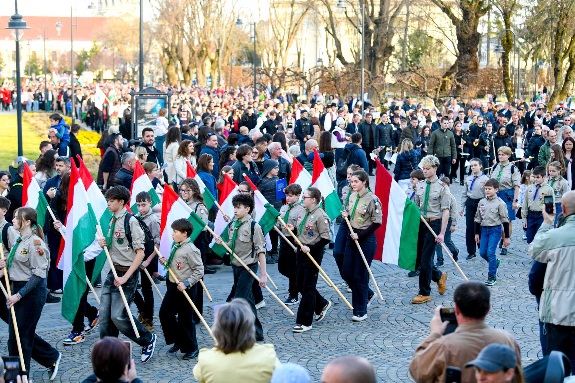 Magyar nemzeti lobog&oacute;k a szatm&aacute;rn&eacute;meti cserk&eacute;szek kez&eacute;ben. M&eacute;lt&oacute;k&eacute;ppen &uuml;nnepeltek a Partiumban is.