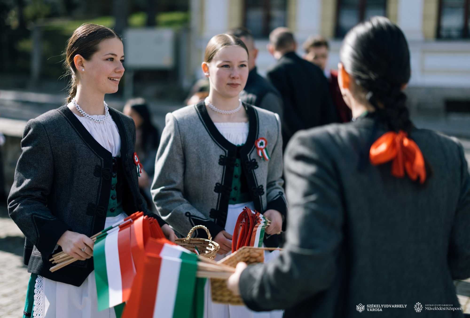 A tavaszi napf&eacute;ny is az &uuml;nneplőkkel tartott. Sz&eacute;kelyudvarhelyen sokan gyűltek &ouml;ssze a megeml&eacute;kez&eacute;sre.