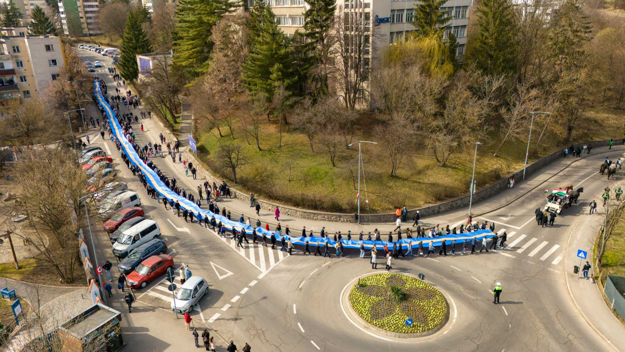 K&iacute;gy&oacute;z&oacute; sz&eacute;kely lobog&oacute; Sepsiszentgy&ouml;rgy&ouml;n. Di&aacute;kok vitt&eacute;k a hatalmas z&aacute;szl&oacute;t az &uuml;nneps&eacute;g helysz&iacute;n&eacute;re.
