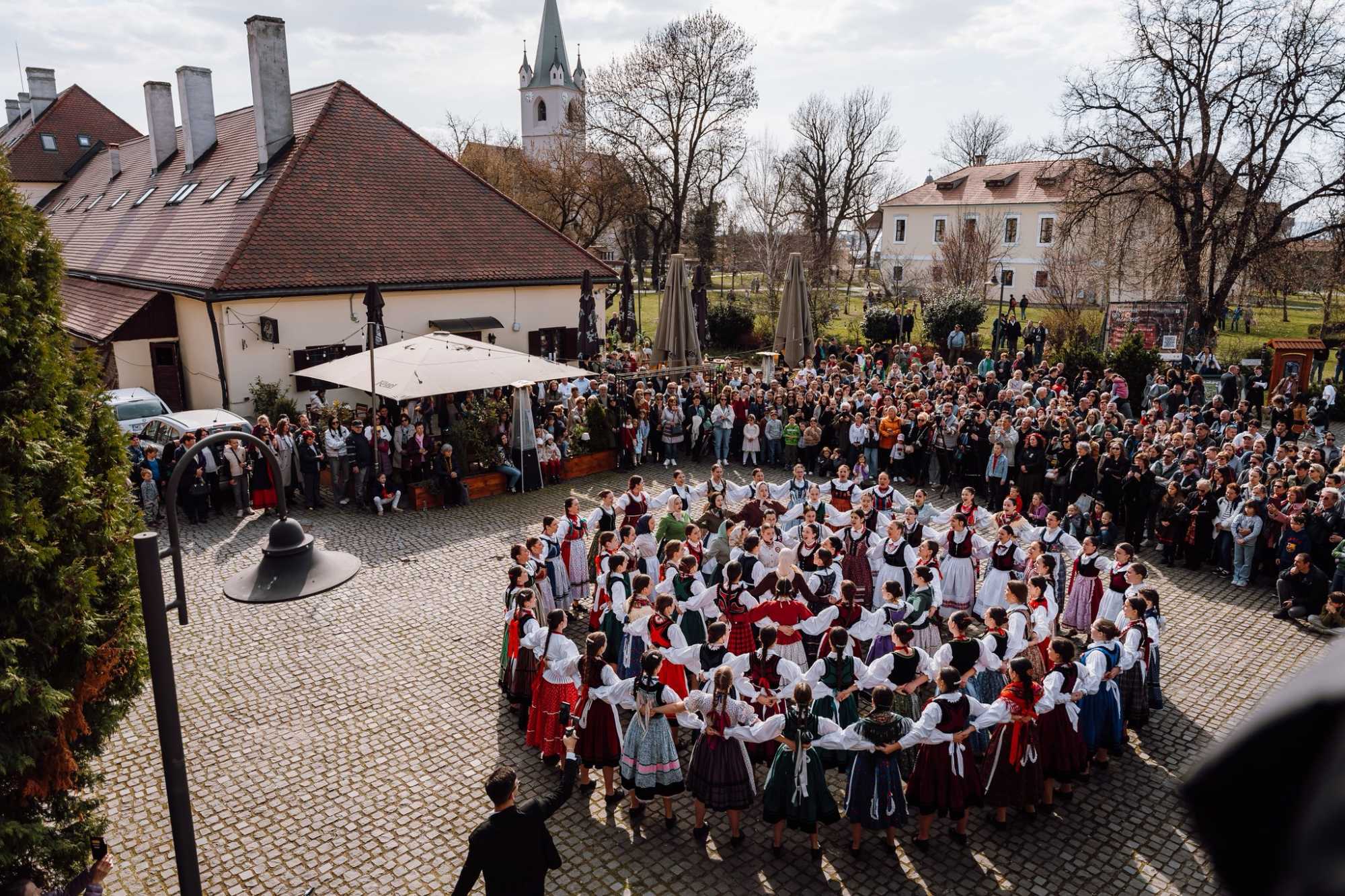 Micsoda l&aacute;tv&aacute;ny! Marosv&aacute;s&aacute;rhely magyars&aacute;ga t&ouml;bb helysz&iacute;nen &uuml;nnepelt.