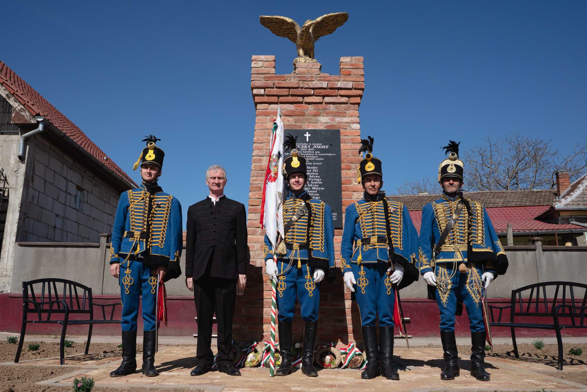 Turul madár ékesíti a várbástya alakzatú emlékművet | Fotó: B. G.