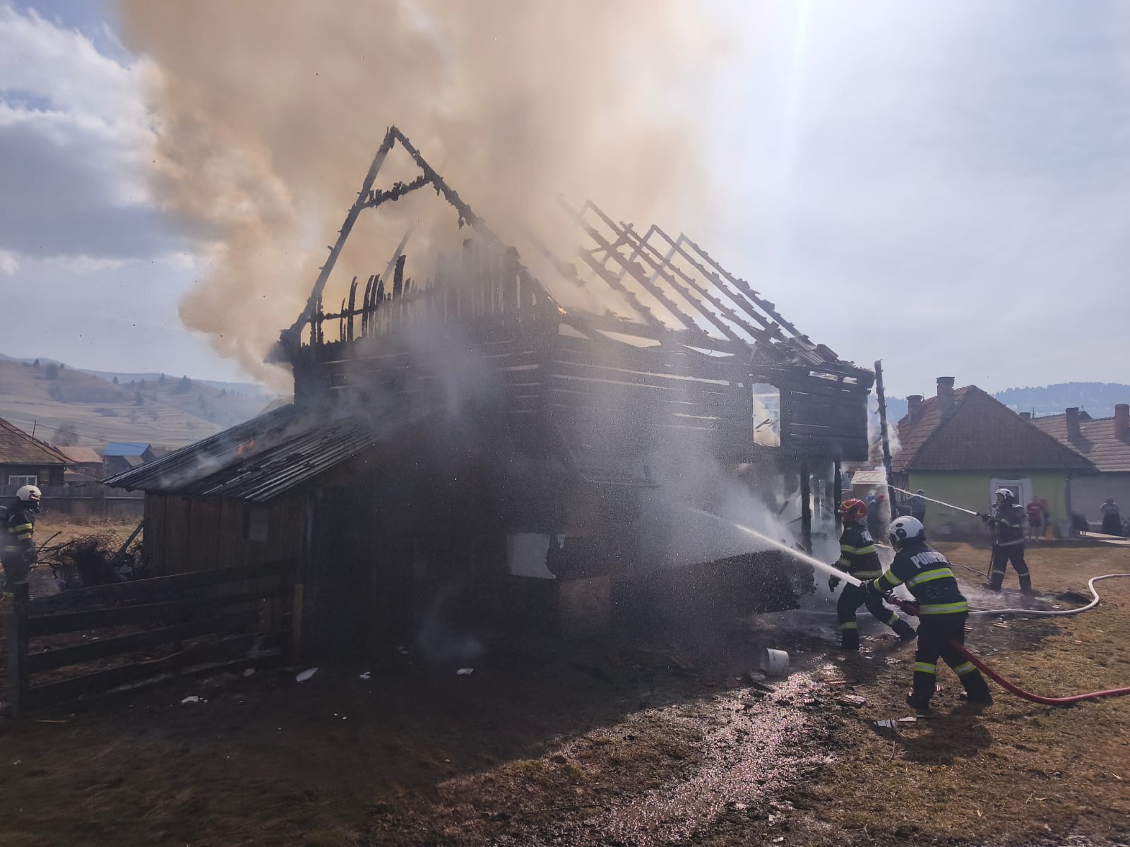 Gyorsan elborították a lángok a gazdasági épületet. | Fotó: ISU