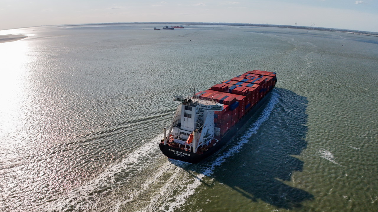 Az Independent Quest nevű, Portugáliában bejegyzett konténerhajó, amint 2026. március 15-én elhagyja az antwerpeni kikötőt a hollandiai Hansweertben.. | Fotó: Agerpres