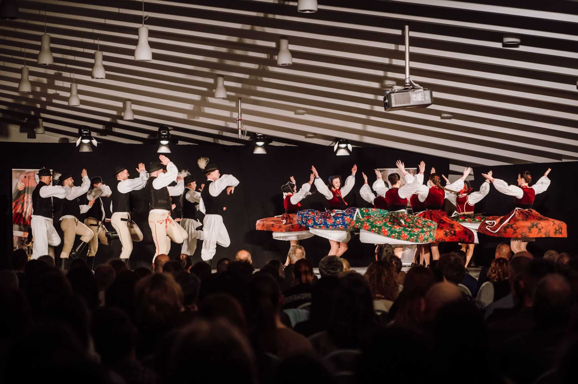 Felléptek a táncosok.