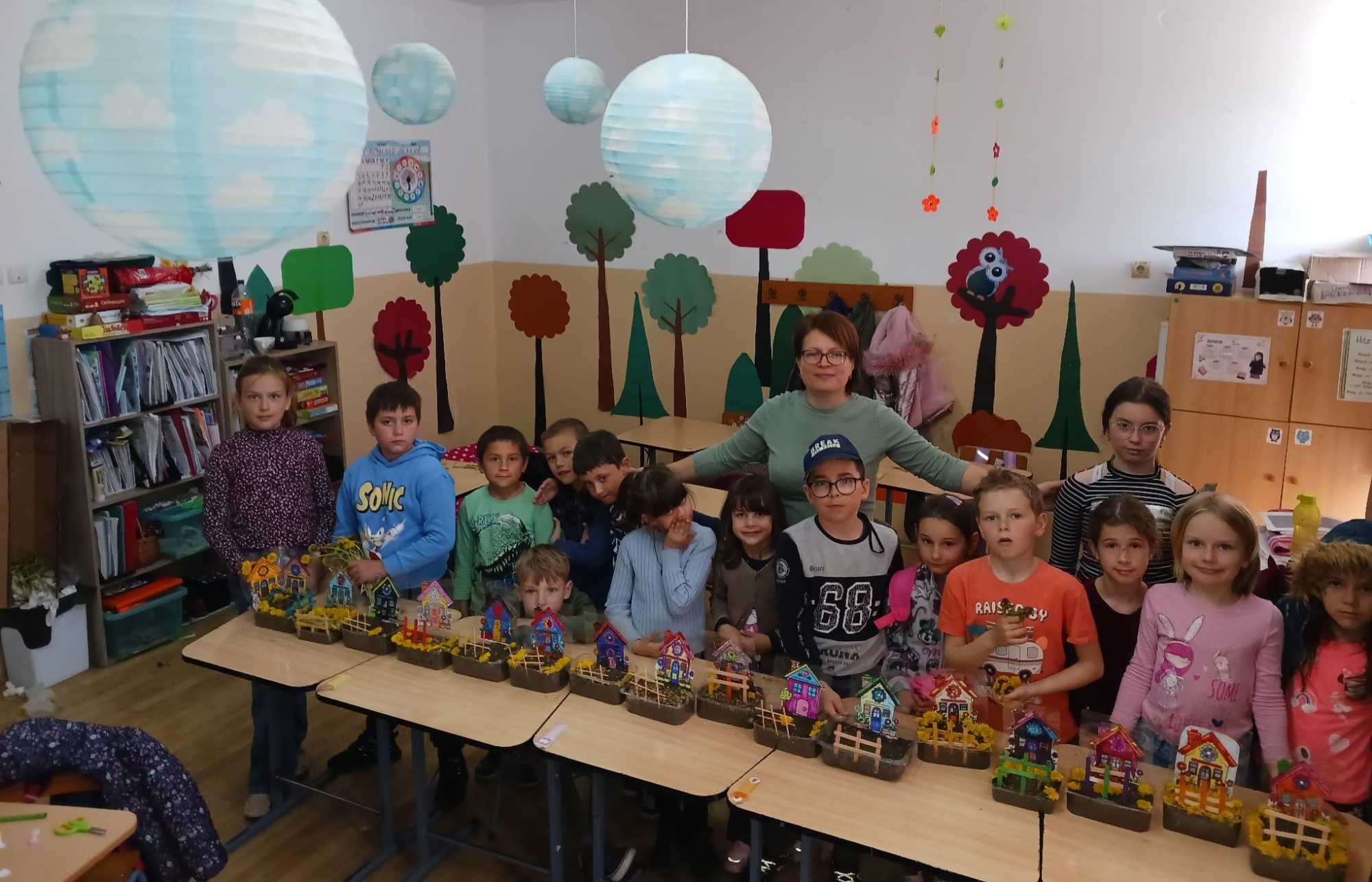 A tanítónő a gyerekekkel.