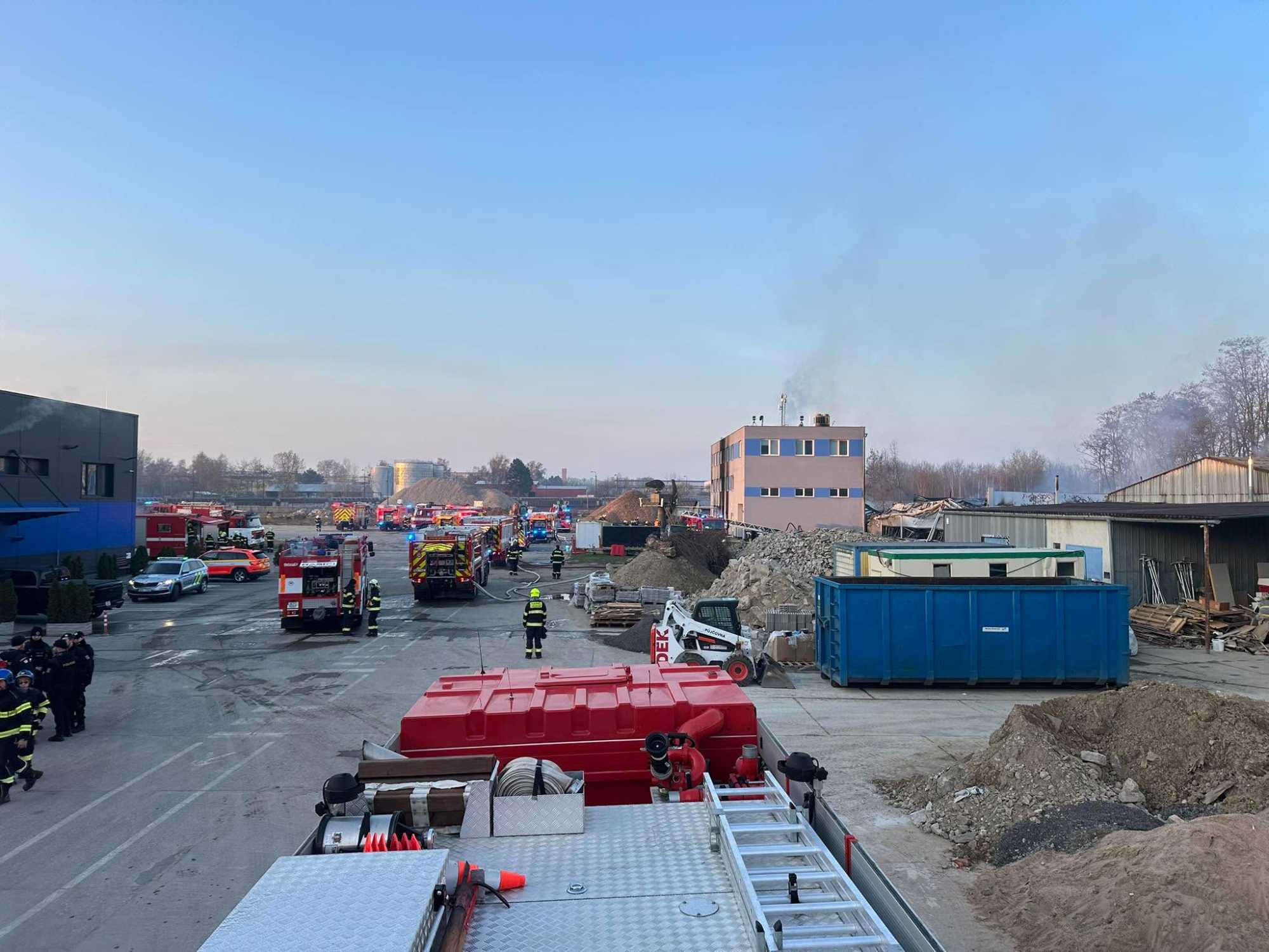 Nagy erőkkel kivonultak a tűzoltók. | Fotó forrása: Hasiči Lázně Bohdaneč Facebook-oldal