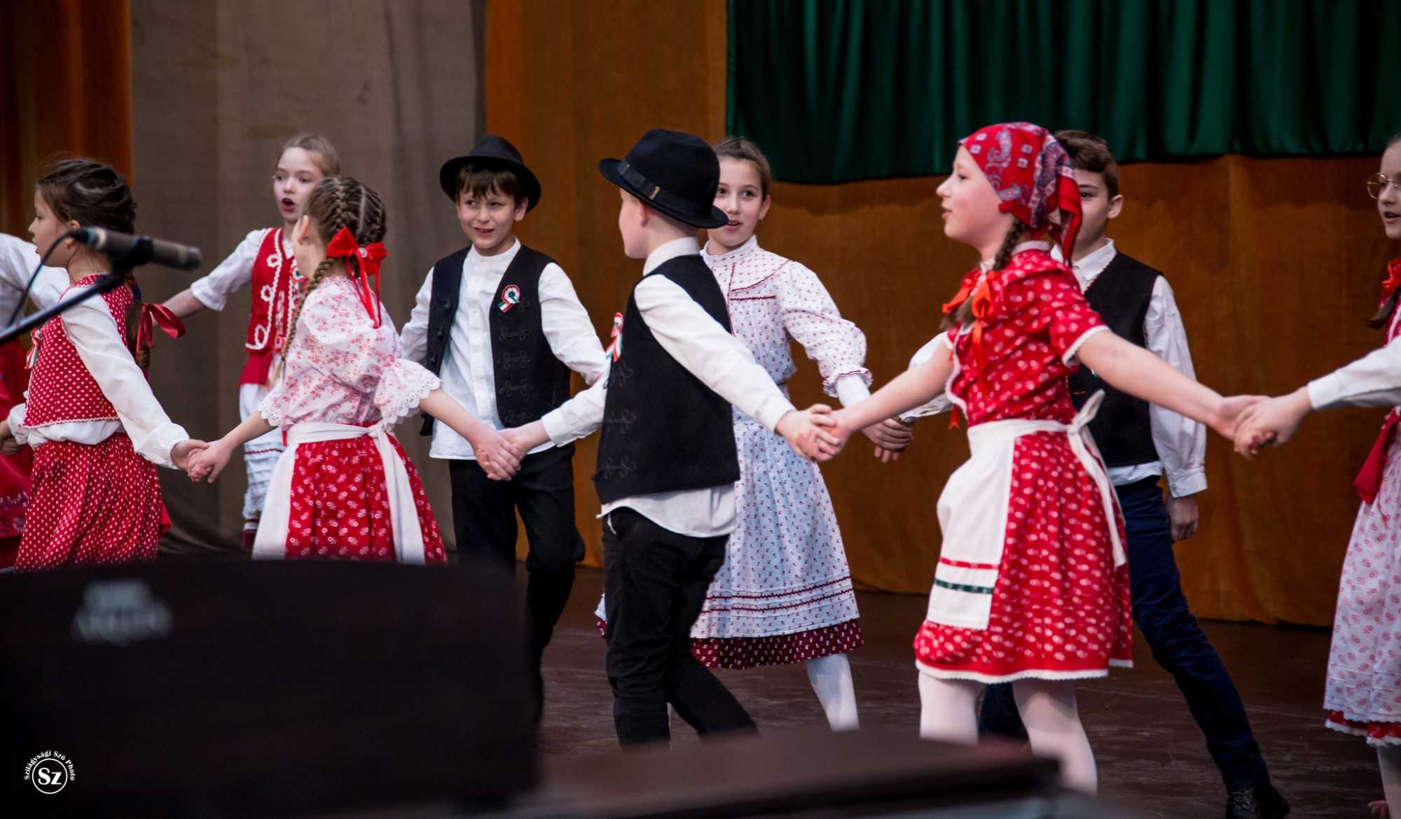 Az Eminescu iskola magyat tagozatos diákjai | Fotó: Kulcsár Mária