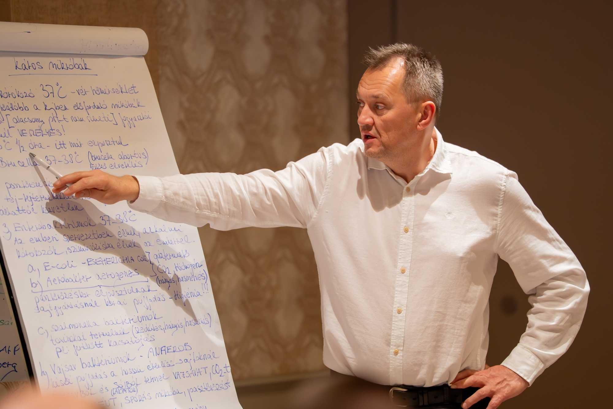 Sándor Tamás tartott képzést a Hargita megyei sajtkészítőknek | Fotó: Székely Gazdaszervezetek Egyesülete/Facebook 