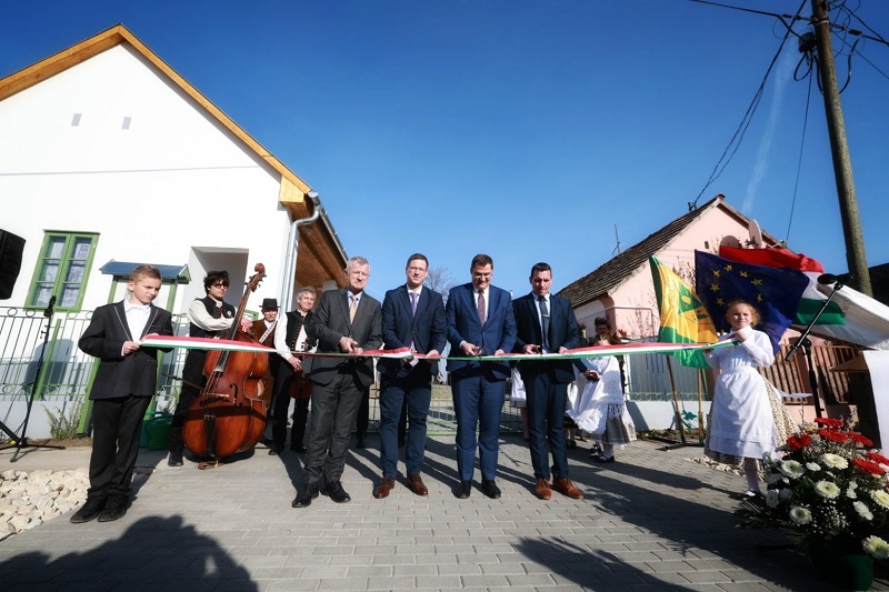 A Csoóri Sándor Emlékház avatása Zámolyon, március 1