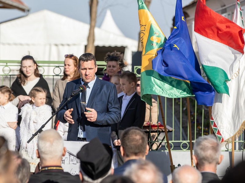 Sallai Mihály polgármester köszöntőt mond a Csoóri Sándor Emlékház avatásán l Fotó: Fehér Gábor/feol.hu