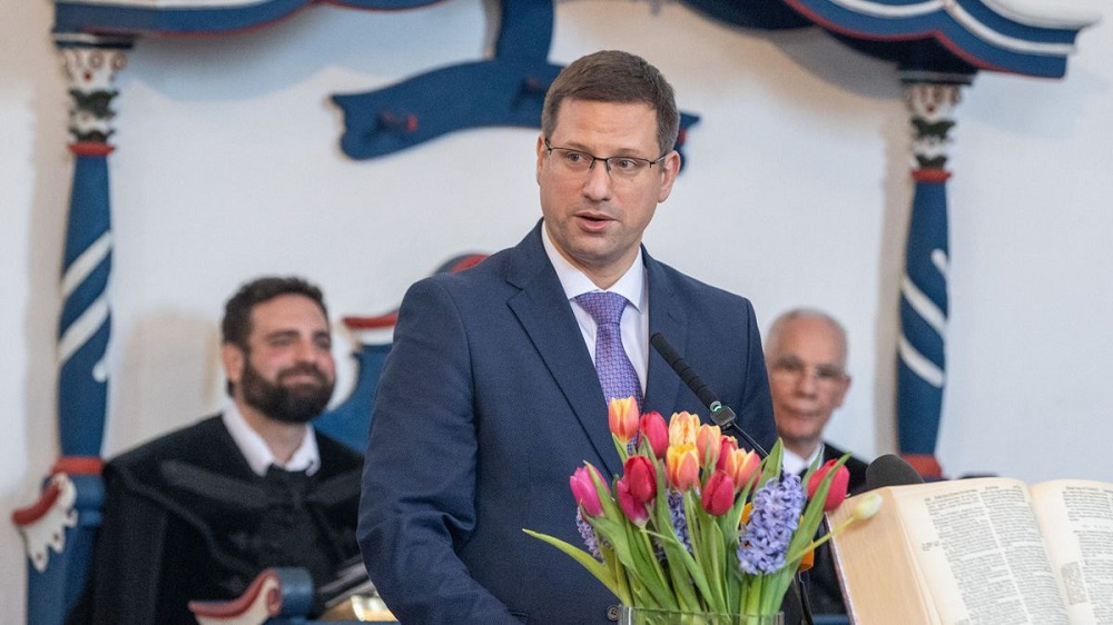 Gulyás Gergely miniszter köszöntőt mond a zámolyi református templomban március 18-án l Fotó: Fehér Gábor/feol.hu