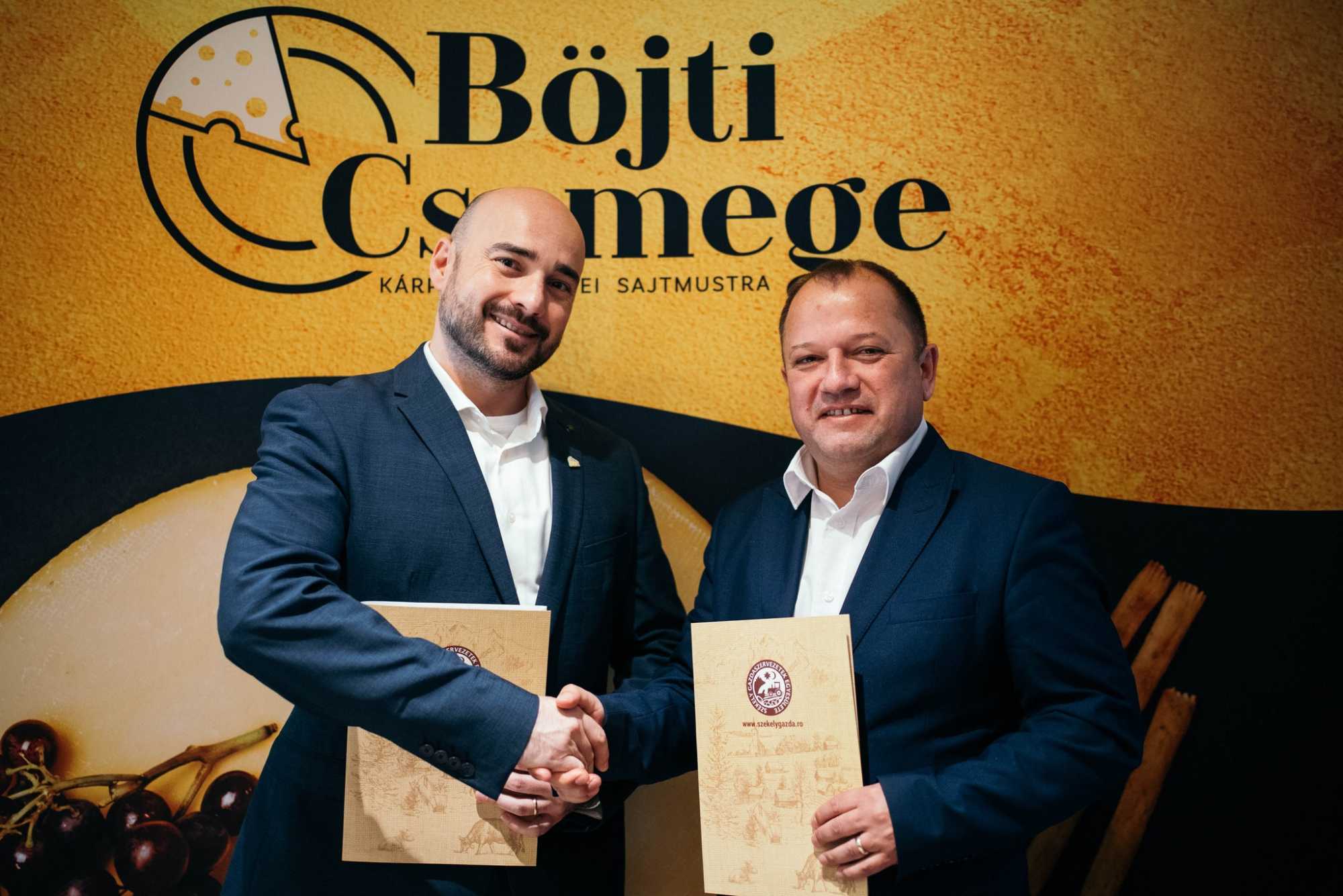 Elek Szabolcs és Becze István írta alá az együttműködési szerződést | Fotó: Székely Gazdaszervezetek Egyesülete/Facebook