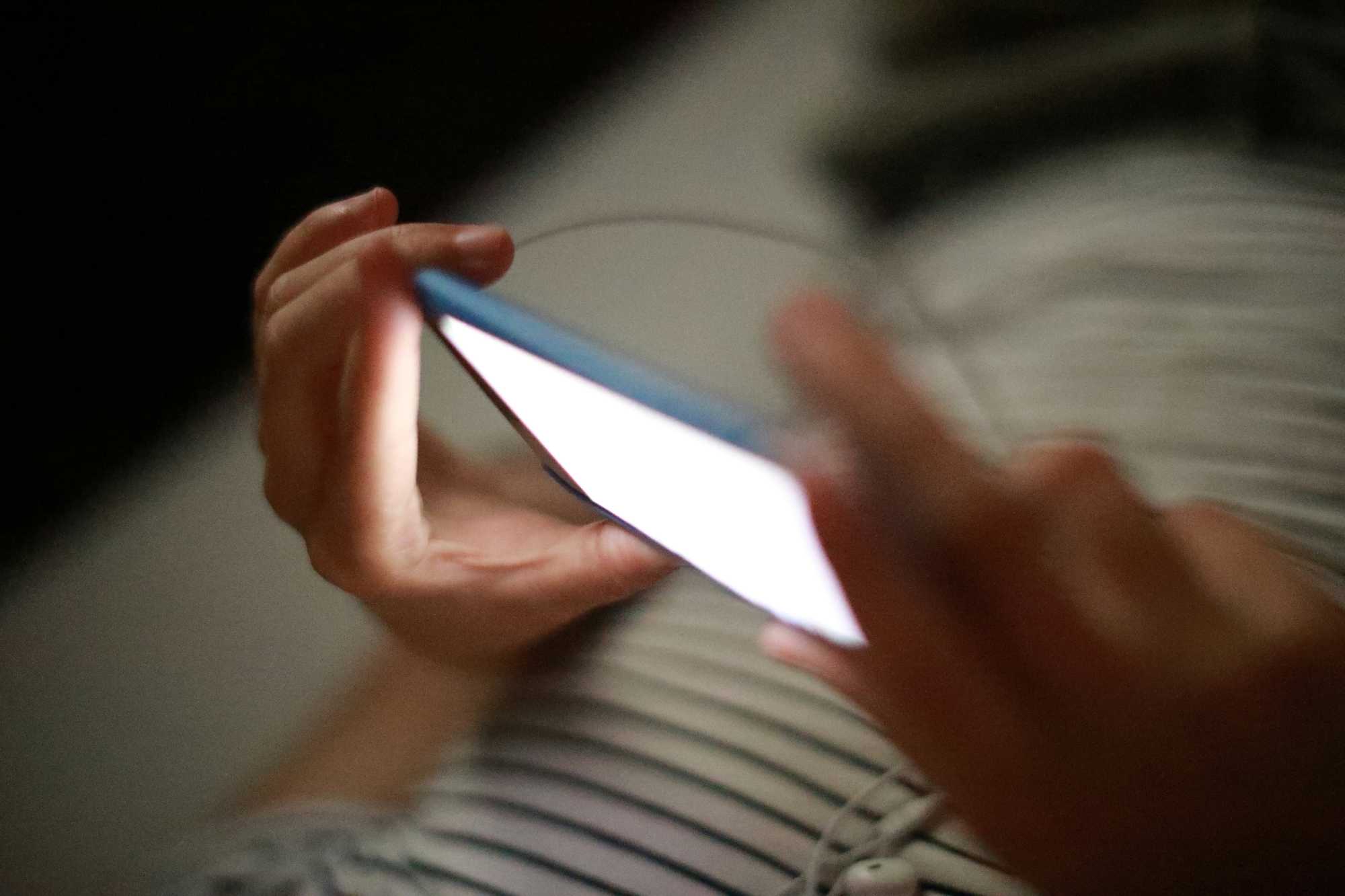 Már az önmagában akadályozza a melatonin termelődését, hogy a képernyőt bámuljuk. | Fotó: Unsplash