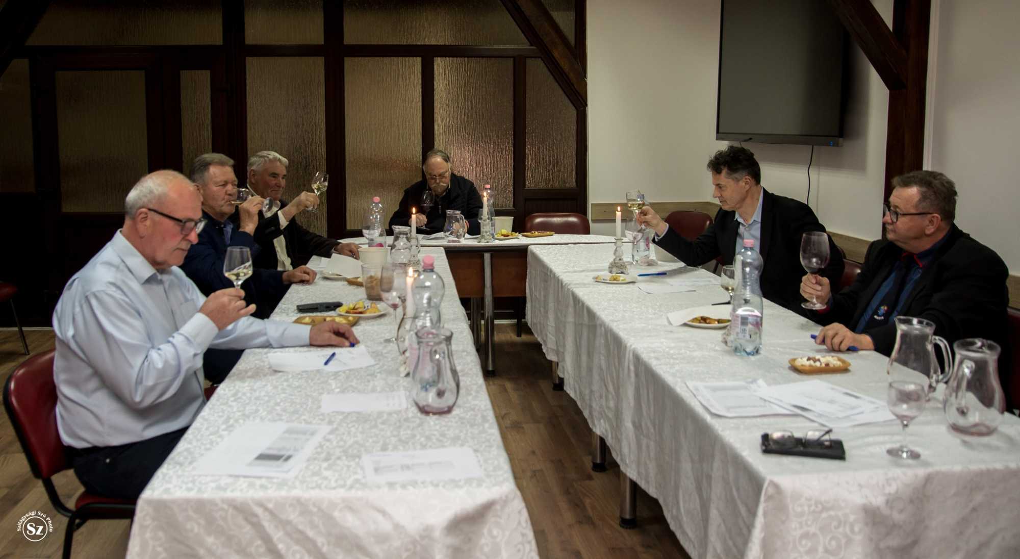 Neves szakértőkből álló zsűri kóstolt és pontozott | Fotó: Kulcsár Mária