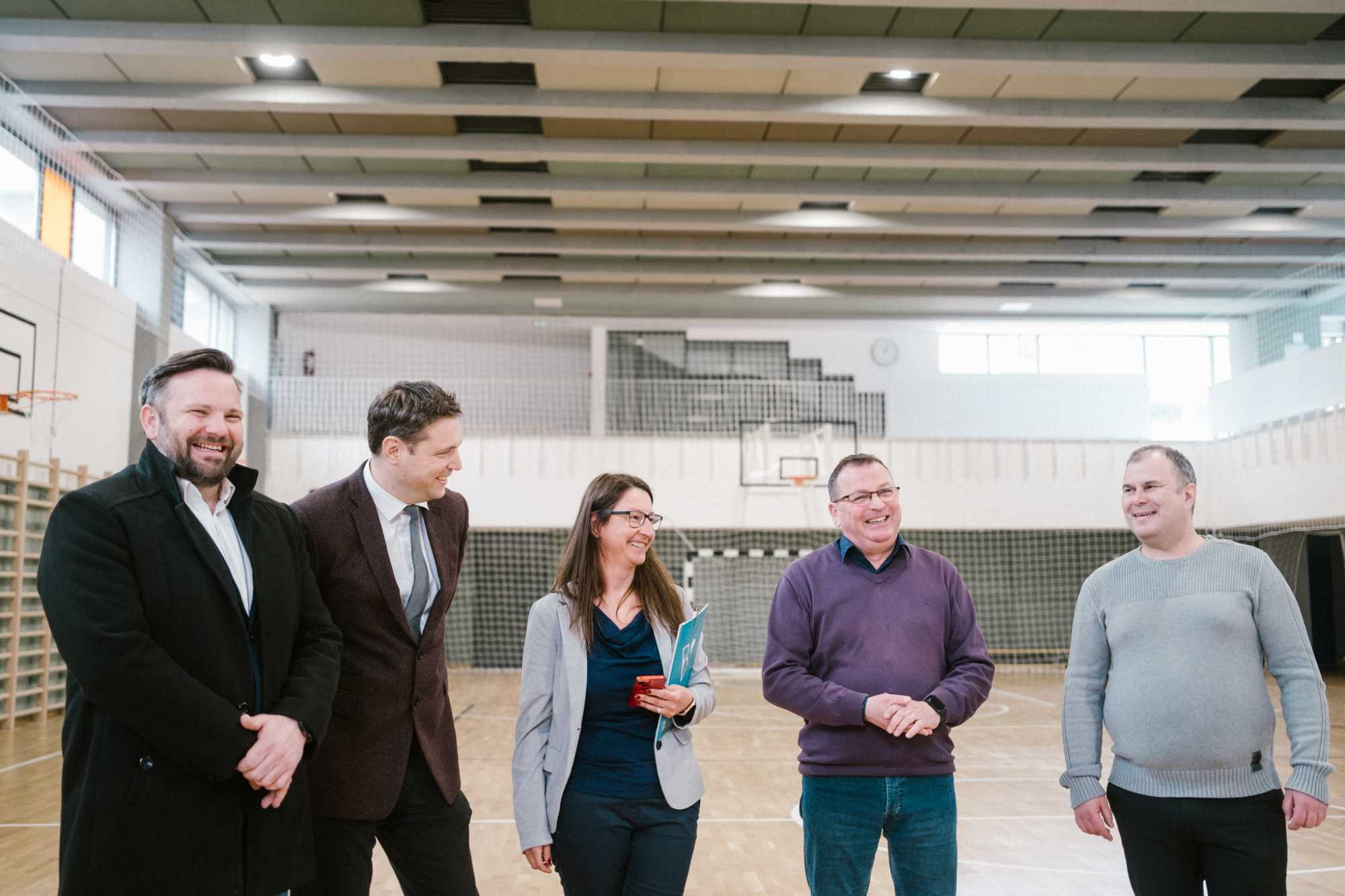 Jókedvű adományozók. Folytatódik a jótékonysági sorozat.