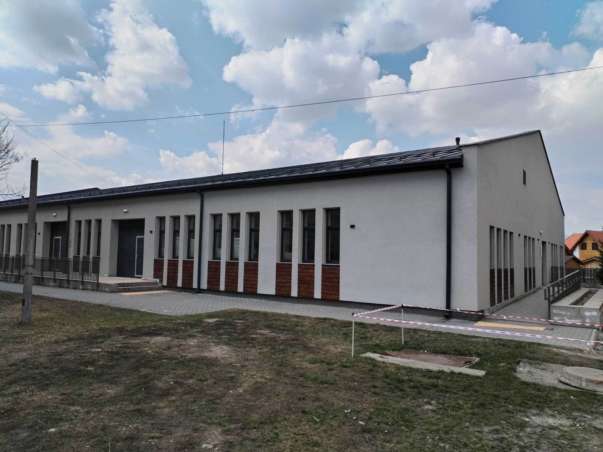 A Kós Károly SZakközépiskola új építésű tanműhelynek épülete. | A szerző felvételei.