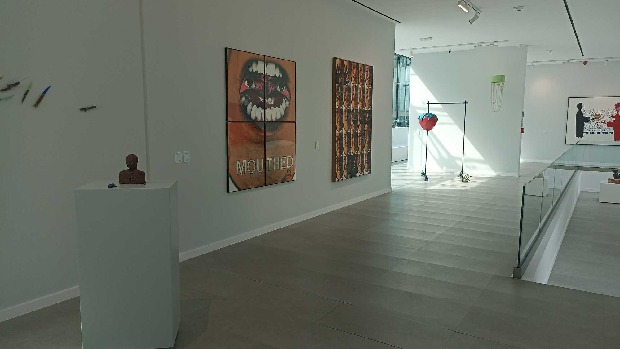 Installációk, fesztmények, szobrok. Sokszínű a kiállítás.