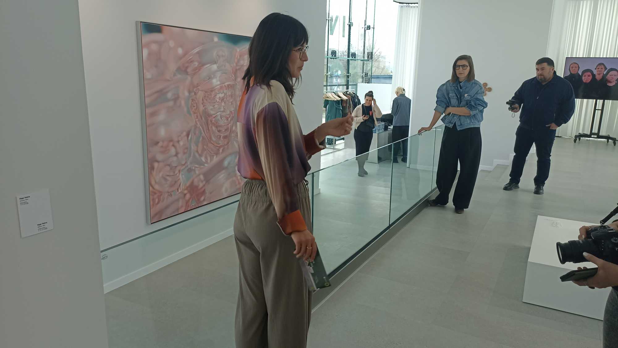 A kurátorok bemutatója által a művészeket is megismerhettük