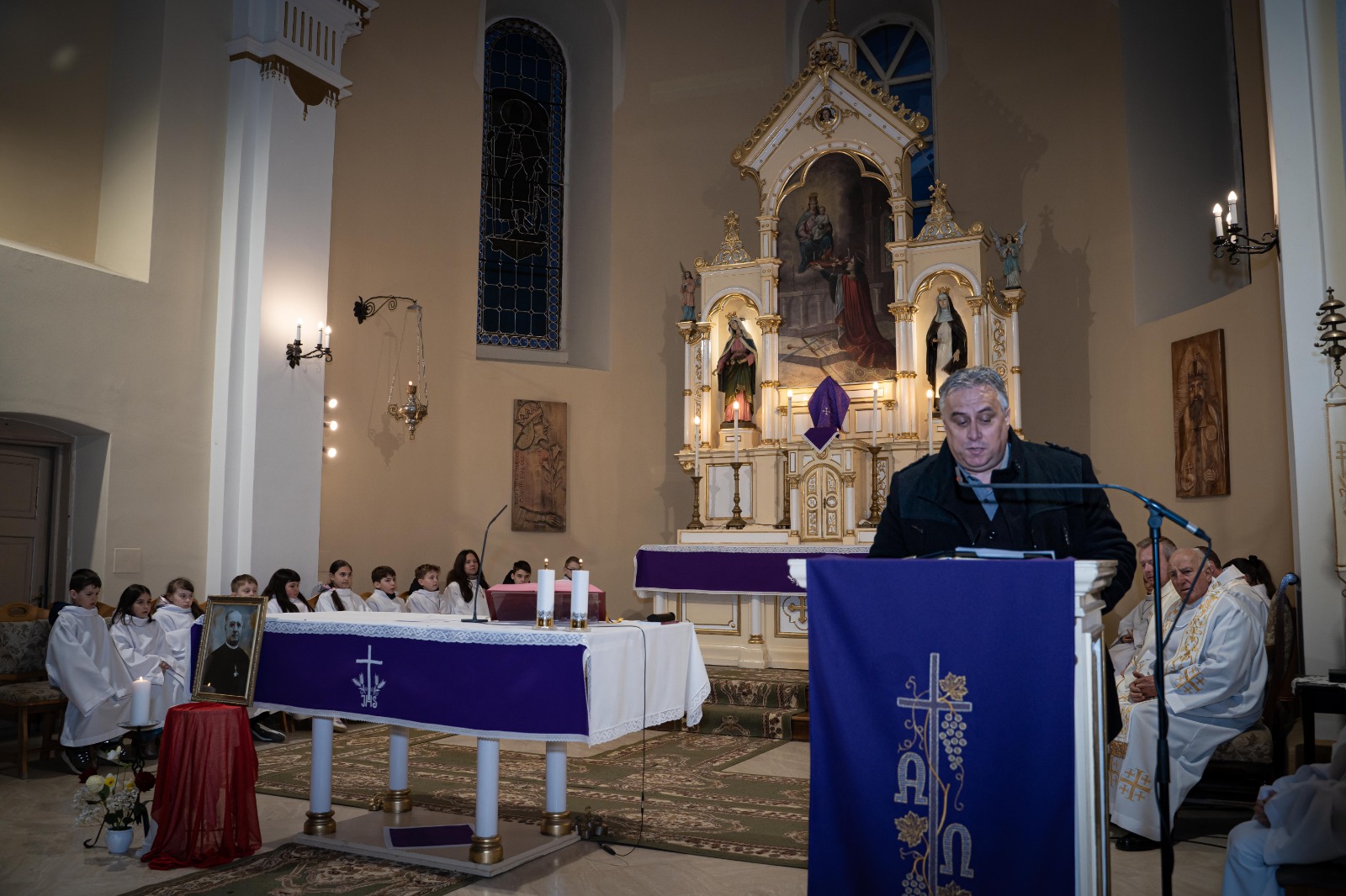 Kovács Attila jegyző olvasta fel az ismertető anyagot. A kiállítást Kertész Attilával valósították meg | Fotó: Kertész Attila