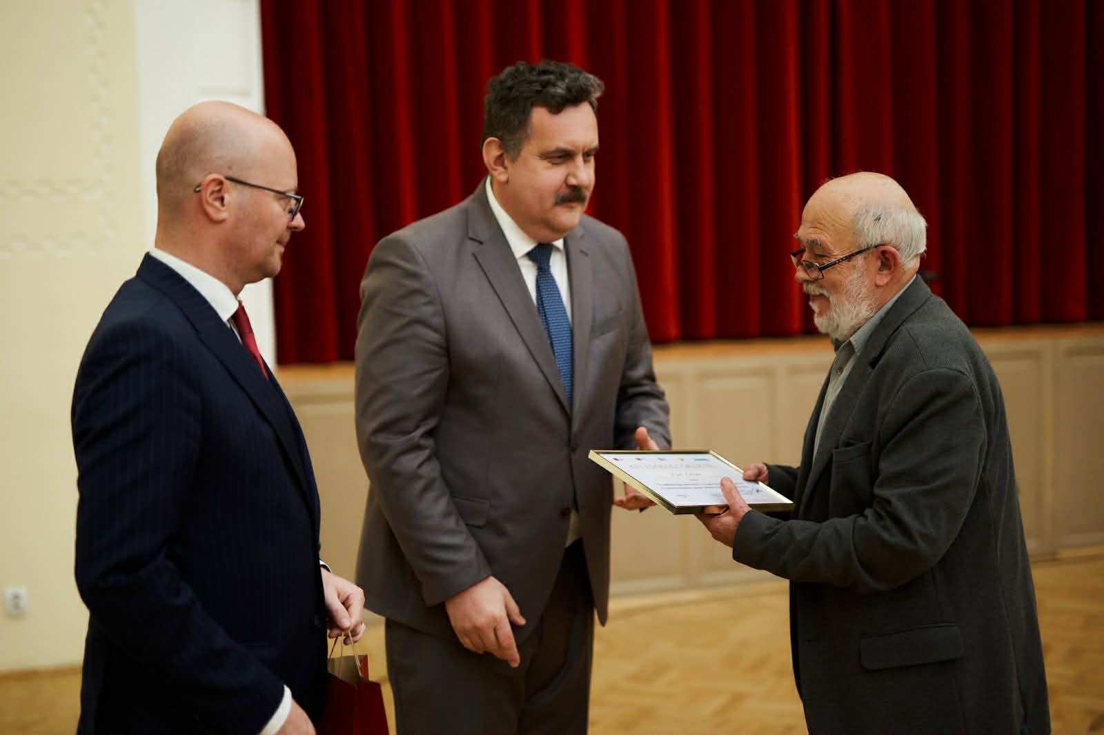 Nyiri Zoltán átveszi az oklevelet